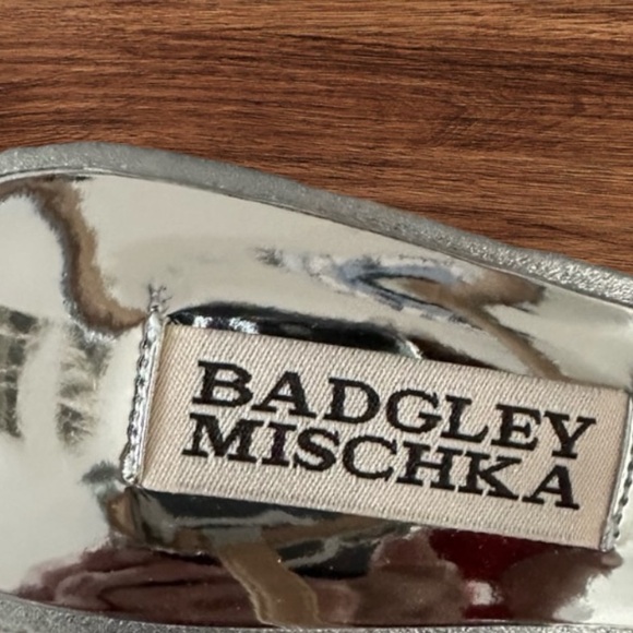Women’s BADGLEY MISCHKA Silver T-Strap Yadira Wedge Leather Sandals, SZ. 6. - Picture 8 of 13